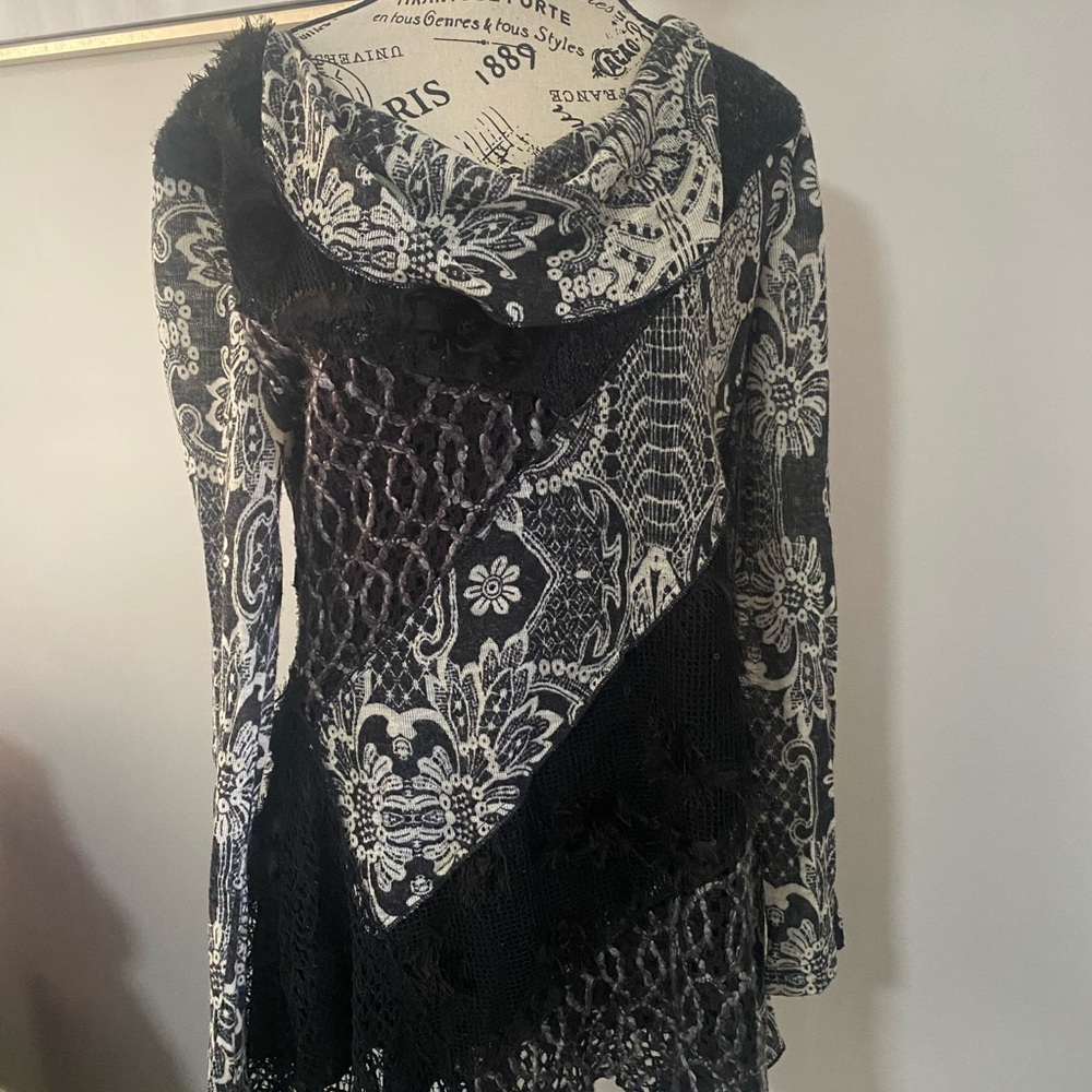 Elegant Black and White Dor Dor Coutere Sweater